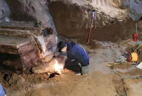 棺木形制与符咒符号的象征意义