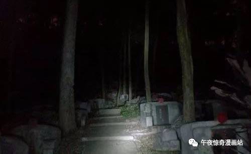 地震当夜的诡异氛围