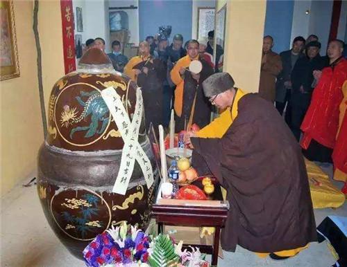 较深夜祭拜孝子：传统方式信仰与现代化经验交织的更多维探讨