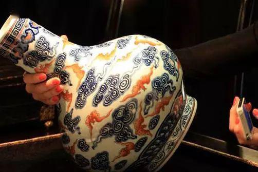 三、  珍玩古董：提升格调与积累人脉的文化媒介