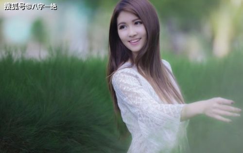 李小璐女儿八字中秋日戊土与伤官配印之生命韵律探析