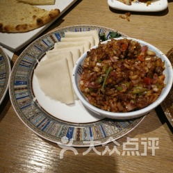 阿依古丽奶奶的“抓饭哲学”：胡萝卜要切成彩虹的形状