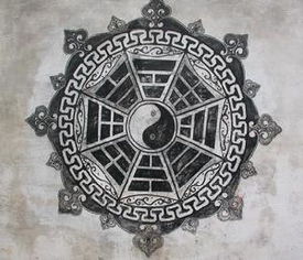 八字中若喜正官却用偏财，这样的命理格局是否构成矛盾？