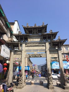 梅城古镇：破旧的老房子和拥挤的人群