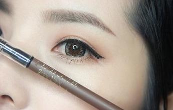 二、 眉毛浓密上扬：财运亨通之征兆