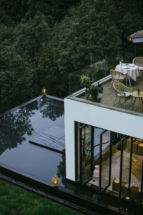 1. 门前之水的吉凶辩证：从聚财到药水的隐喻