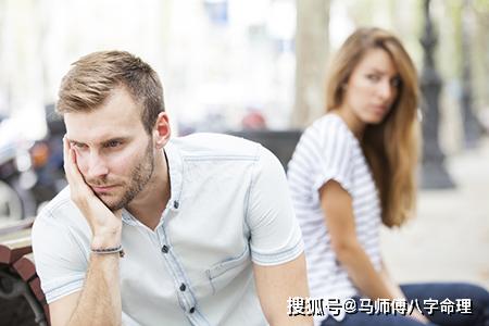 2. 男命八字财星较弱， 又逢入墓，外加比劫克制