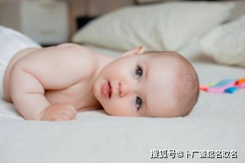 如何给小名男兔宝宝取一个既好听又霸气的名字？