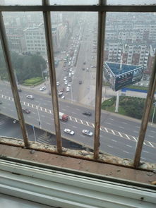 窗外看到十字架和歪树，如何改善风水问题？