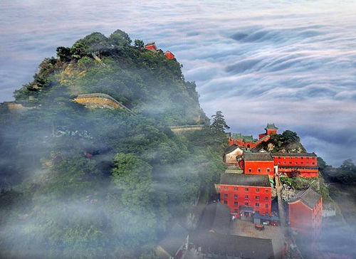 武当山：人潮汹涌的山顶