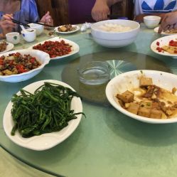 五花肉搭配青椒等蔬果炒制之典型案例