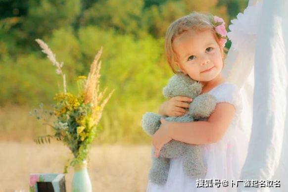 2011年属兔的女孩小名兔宝宝，可以改写为：2011年出生的属兔女宝宝，有没有更好的小名推荐呢？