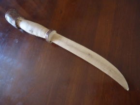 梦见手持两把刀的寓意是什么这可嫩与哪个生肖的特质有关呢？