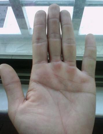 手相中凤眼纹和龙凤眼特征明显，如何判断这是半个凤眼纹手相？