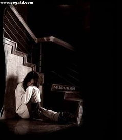 颓废与绝望：个体存在主义的深刻映照