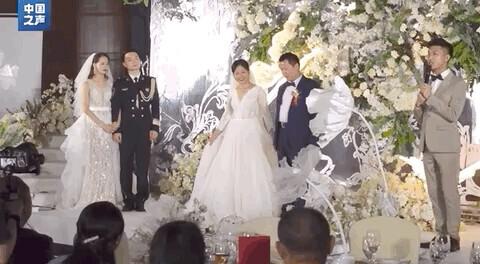 五月女儿结婚，妈妈应该选择哪款婚纱或礼服更合适？