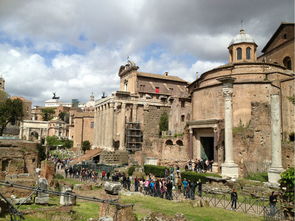 住宿选择：游客区 vs 本地社区