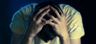 初遇：雨夜中的邂逅