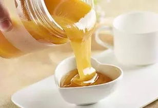 蜂蜜水的功效与适用人群：温润肺部的天然良方
