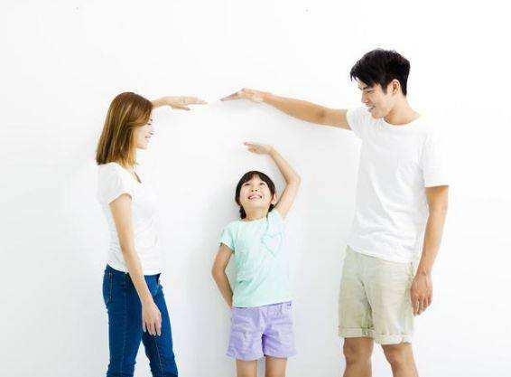一、 平凡家庭生活背后的恐怖源头：孩童身形异常的异变