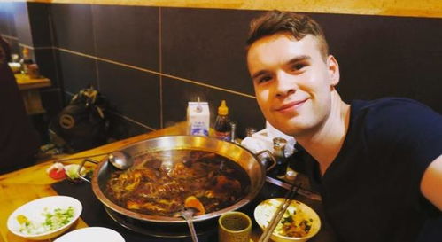 女人梦见彳艮多人一起吃火锅，这是什么预兆？