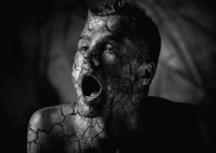 慈善与恐怖的二元：关于“面纱”的深度解构