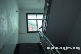 梦见自己下楼梯是什么预兆或象征？