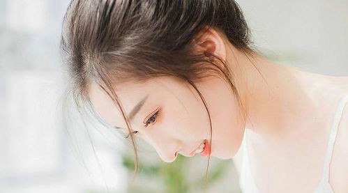 水瓶座女生为何常陷入极端自卑与自信的矛盾心理？