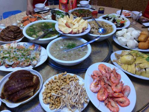 女人梦见很多人一起吃酒席，这是什么预兆？