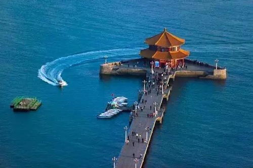 栈桥上的人比鱼还多