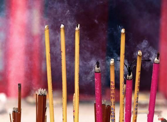 算卦和上香哪个梗准确预测未来？