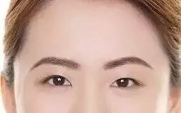 六子或六女——超出眼尾且分叉之较长眉