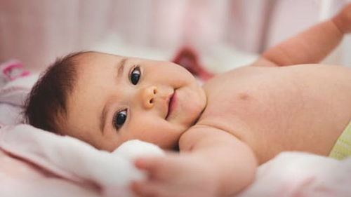 我怀孕时梦见自己生了个女孩，这是不是预示着会生个女儿呢？