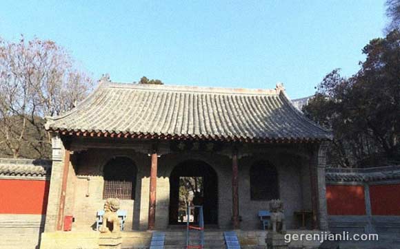 栖霞寺：三面环山——仙气十足
