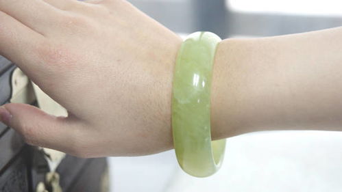 长期佩戴玉手镯对女性有哪些潜在益处？