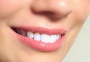上下嘴唇一样薄：善于言辞、 自我保护意识强