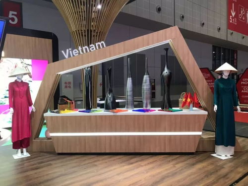 直播设备门店展台紧贴大门，需要预留多少缓冲空间合适？