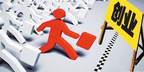 如何结合多种命格全面分析一个人的性格特点？