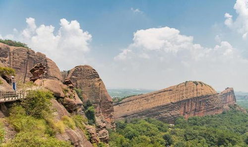 义乌与上饶,这两个地方距离虽然略有些远,但却拥有着各自独特的旅游魅力。