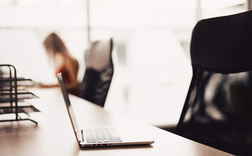 技巧1：加点“假正经”滤镜