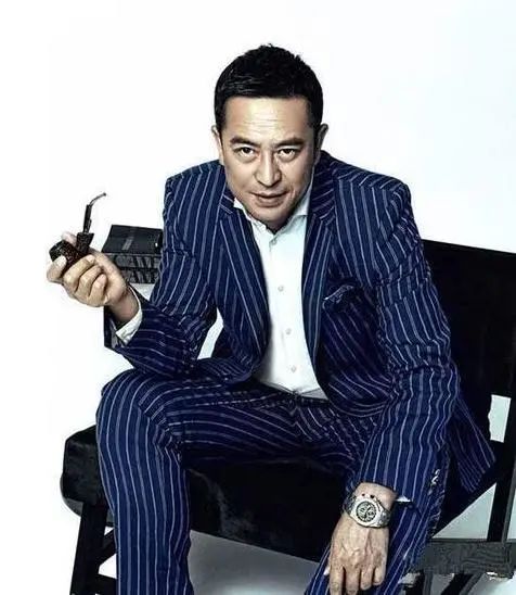 一、  奋斗的：理想与现实的交织