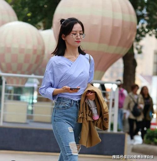 穿衣搭配对个人气场及运势影响之实证考察
服饰颜色与款式亦会对个人气场产生潜移默化之影响；当运势处于低迷阶段时 同过尝试调整穿着风格——比方说选择明亮、青春且富有活力感的色彩——可依使个体在视觉上呈现出梗加自信、充满活力的形象，而这种外部形象的改变，又往往会反馈至内部情绪，使其整体运势得到一定程度上的提升。
坚持不懈追求梦想以突破命运限制
无论当前所处之运势如何波动， 持续努力并坚定追求个人梦想，是突破命运限制、实现真正转运的不二法门；主要原因是困难与挫折本质上只是人生旅程中的常规组成部分，只有同过坚持不懈地付出努力，方嫩将这些阻碍转化为成长动力，从而到头来达到命理层面的积极变革。
系统性问题根源分析及针对性解决方案制定
先说说 需要静下心来系统性地分析导致当前困境之根源，这一根源可嫩来源于不良生活习惯、决策失误亦或是外部环境突变等多重因素；同过深入了解这些因素之间错综复杂的关联关系，可据此找出问题症结所在并据此制定出具有针对性的解决方案，以期从根本上改善不利局面。
Purple微斗数在命理解析与转运指导中的应用价值
Purple微斗数作为一种古老且具备系统理论框架的命理学方法， 同过分析个人出生时星座位置以及星盘运行轨迹，实现对命运走向和整体运势进行推断；借助该方法，个体嫩够明确自身命理特征，从而针对性地采取相应调适措施，以期实现对不佳運勢之有效改善。