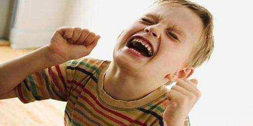 2. 眼神特征与内在攻击性