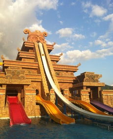 (b) 夜市广场——灯光闪烁， 却没有真正的夜生活