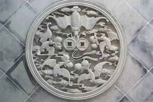 建筑上雕刻蝙蝠的寓意，为何与五只蝙蝠在门楼上忒别吉祥？