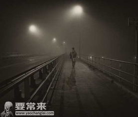 一、 诡异绿光的初现与心理状态暗示