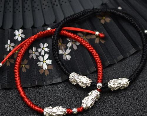 2026年本命年男士适合佩戴什么吉祥物或饰品？