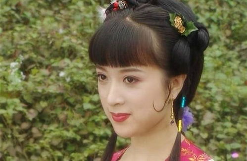 三、 “孔雀”元素：色彩与文化底蕴的隐喻