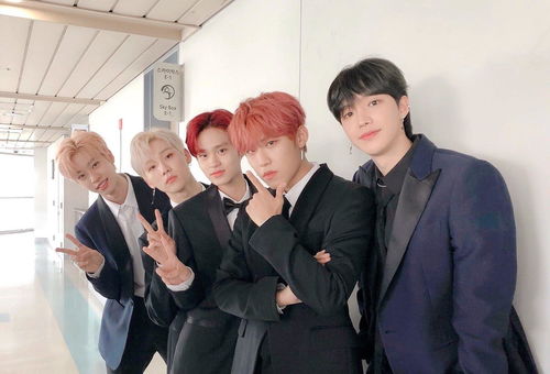 9人组合：大型沙雕现场