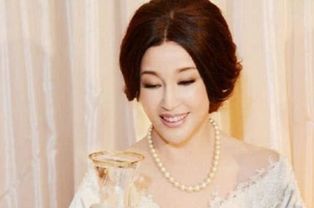 薛佳凝八字婚姻和18岁青涩照片，有何关联？